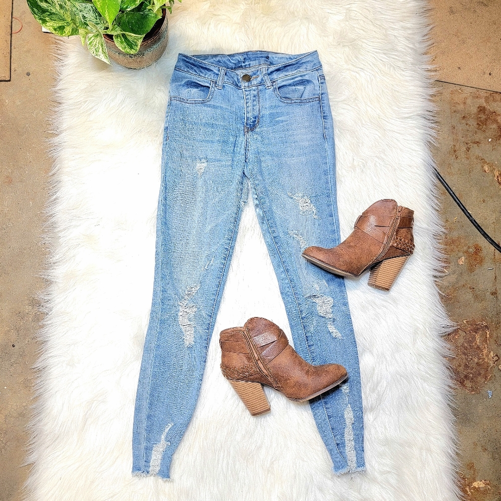 🎉 LAST CHANCE! 🎉 Distressed Super Stretchy High Rise Jegging Size 4 Light Wash